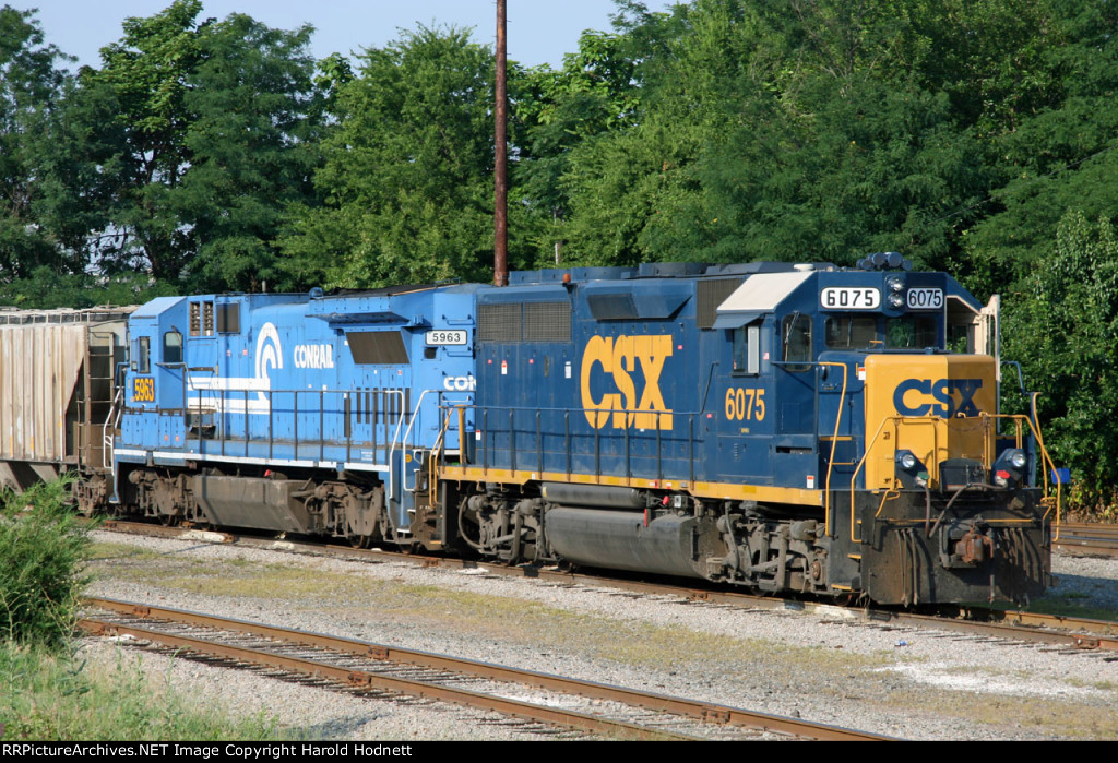 CSX 6075 & 5963 sit in the yard